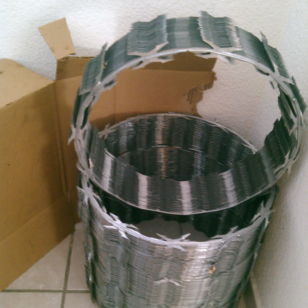 Concertina tipo doble arpon o militar